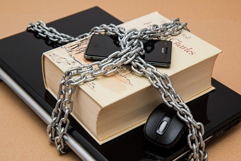 book-chain-computer-39584 (1)-001 catchy titles for articles